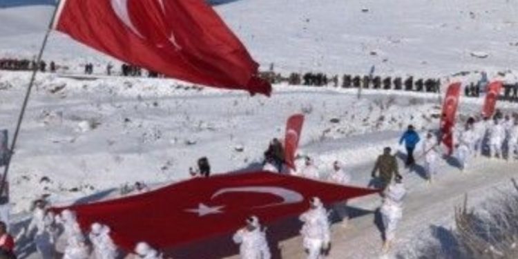 Sarıkamış şehitleri on binlerce kişinin katıldığı yürüyüşle anıldı