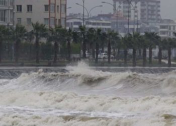 Samsun’da dalgalar 4 metreyi aştı