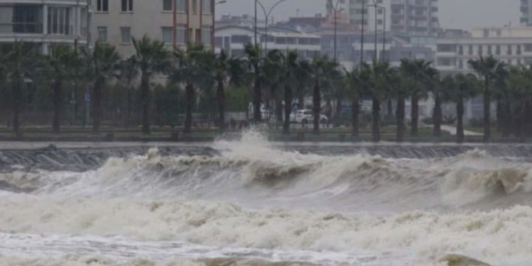 Samsun’da dalgalar 4 metreyi aştı
