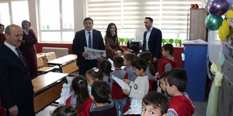Asarcık Kaymakamı Hasan Günaydın öğrencilere karne dağıttı!