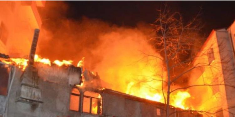 Samsun’da 2 katlı bina yandı
