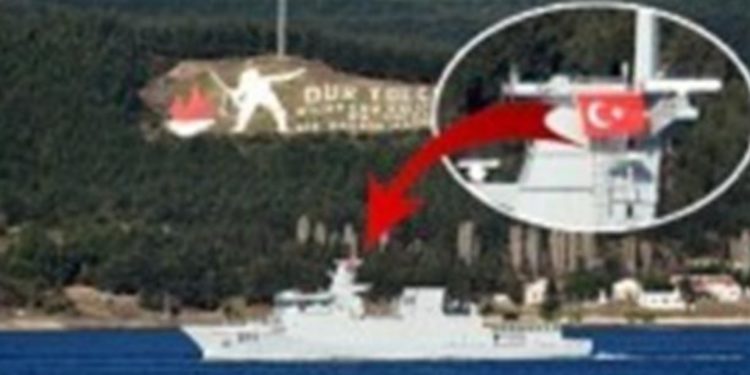 O ülkenin savaş gemisi Türk bayrağı açıp Boğaz’dan geçti