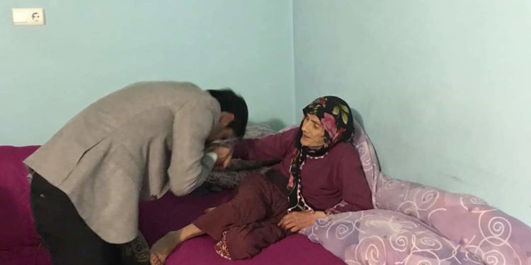Başkan İlhan Gonca Asarcık’ta 96 yaşındaki Ak Parti üyesini ziyaret etti