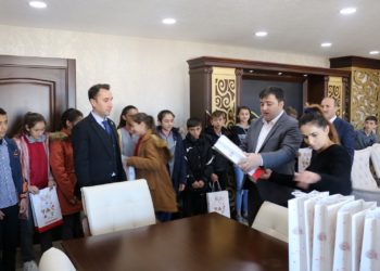 Asarcık Kaymakamı: Yarışmada Dereceye giren Sporculara Hediye  verdi