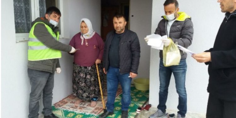 Sosyal Yardım Parasını Kapı Kapı Dağıttılar