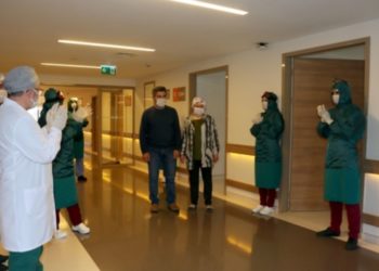 Samsun’da öce beyin tümörünü ardından koronavirüsü yendi, eşiyle taburcu oldu 