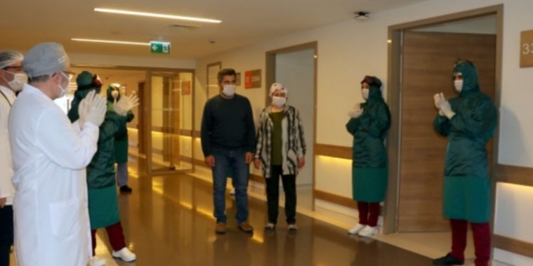 Samsun’da öce beyin tümörünü ardından koronavirüsü yendi, eşiyle taburcu oldu 