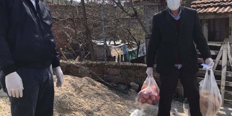 Asarcık Vefa Sosyal Destek gurubu Yardıma muhtaç ailelere yardımları ulaştırıyor