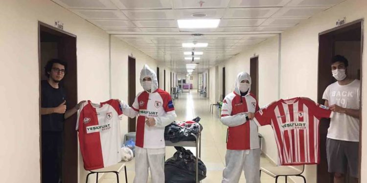 Corana Virüs nedeniyle Türkiye’ye getirilen öğrencilere Samsunspor forması hediye edildi