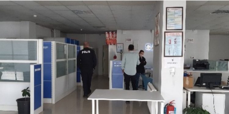 Saskiye kızdı. Hırsını Alamadı Traktörüyle Binaya Daldı