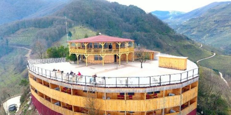 Çobanlık yaptığı tepeye hayalini kurduğu oteli yaptı