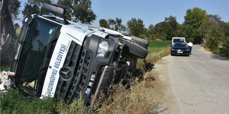 Belediyeye Ait Parke Taşıyan Kamyon Devrildi