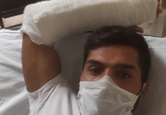 İnşaatta spirale demir keserken kolunu kesti