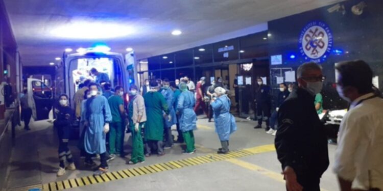 İzmir’de sağlık çalışanları hastane önünde bekliyor