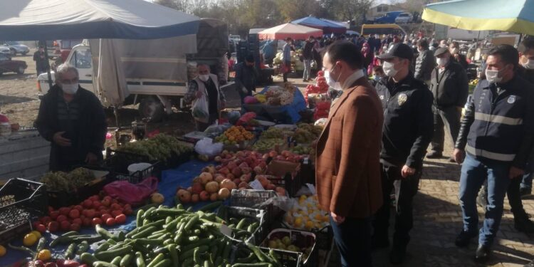 Kaymakam Halis Hacıismailoğlu Asarcık pazarında esnaf ve vatandaşlarla buluştu