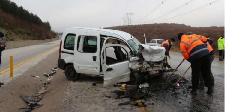 İki araç kafa kafaya çarpıştı: 2 ölü, 4 yaralı