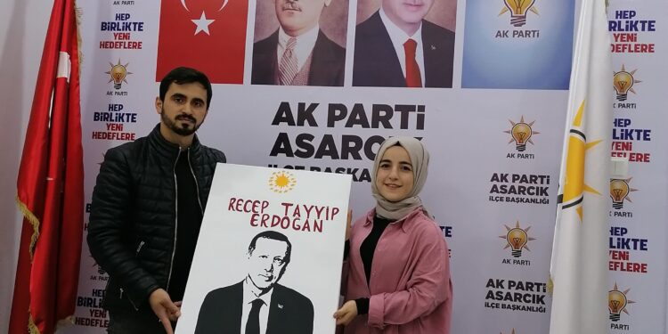 Kendi el emeği göz nuru ile işlediği Potreyi İlçe Başkanına hediye etti