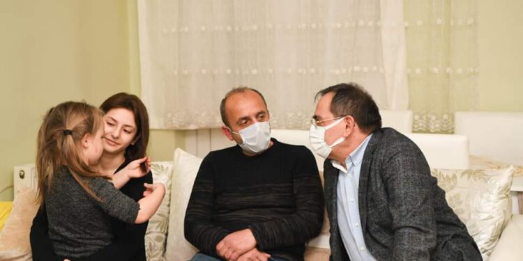 Başkan Mustafa Demir Şiddete uğrayan anneyi evinde ziyaret etti