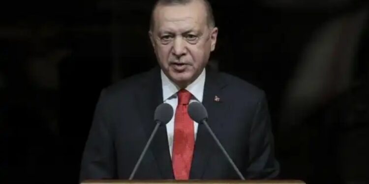 Cumhurbaşkanı Erdoğan, 58 ilin kırmızı kategoriye geçtiğini belirterek, “Kırmızı kategorideki illerde sokağa çıkma sınırlaması artık cumartesi ve pazar günü olarak sürecektir” dedi.