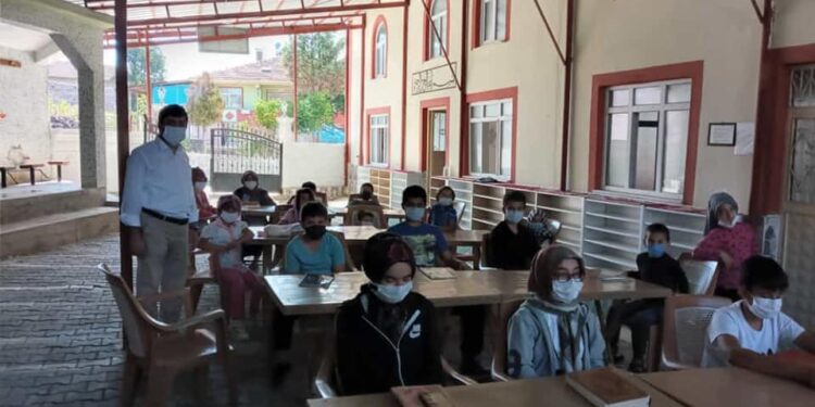 ASARCIK MÜFTÜSÜ FARUK ANA KUYUMCUOĞLU MAHALLESİNDE ÖĞRENCİLERİN SEVİCİNE ORTAK OLDU