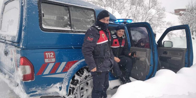 ASARCIKTA ZOR DURUMDA  KALAN  AİLEYE JANDARMA YARDIM ETTİ