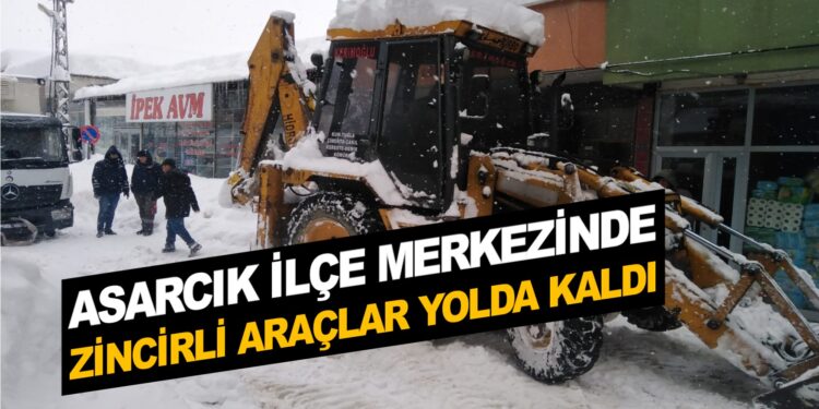 ASARCIK İLÇE MERKEZİNDE ARAÇLAR YOLDA KALDI