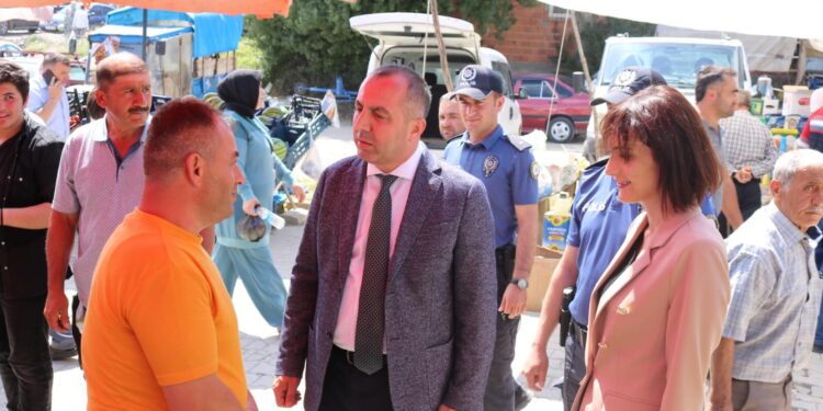 ASARCIK KAYMAKAMI NAYMAN VE BAŞKAN KILAĞUZ, ASARCIK SEBZE PAZARINDA İNCELEMELERDE BULUNDU