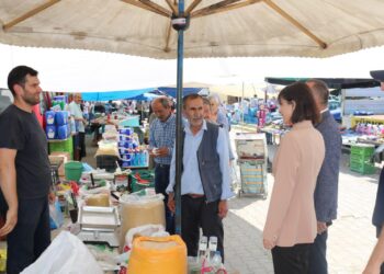 ASARCIK KAYMAKAMI NAYMAN VE BAŞKAN KILAĞUZ, ASARCIK SEBZE PAZARINDA İNCELEMELERDE BULUNDU
