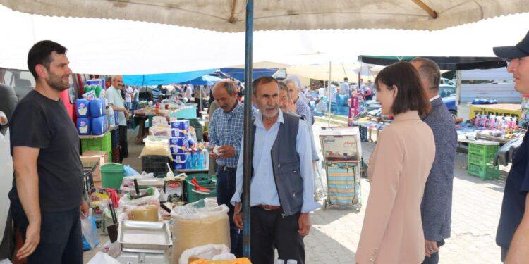 ASARCIK KAYMAKAMI NAYMAN VE BAŞKAN KILAĞUZ, ASARCIK SEBZE PAZARINDA İNCELEMELERDE BULUNDU