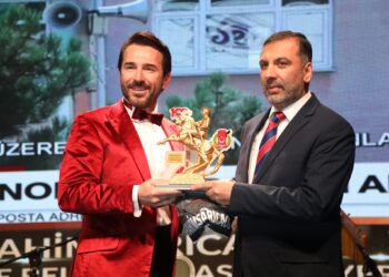 YILIN İLÇE BELEDİYE BAŞKANI SEÇİLDİ ÖDÜLÜ KAVAK BELEDİYE BAŞKANINA VERİLDİ