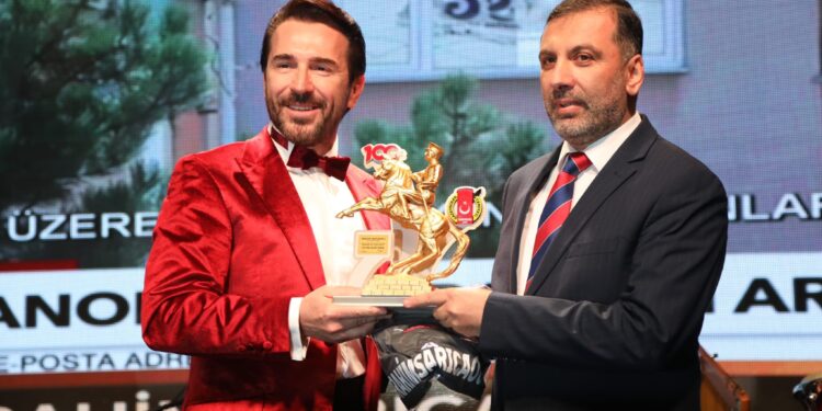 YILIN İLÇE BELEDİYE BAŞKANI SEÇİLDİ ÖDÜLÜ KAVAK BELEDİYE BAŞKANINA VERİLDİ