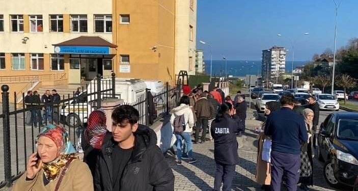 ORTA OKUL ÖĞRENCİSİ ANNESİNİ TABANCAYLA VURDU