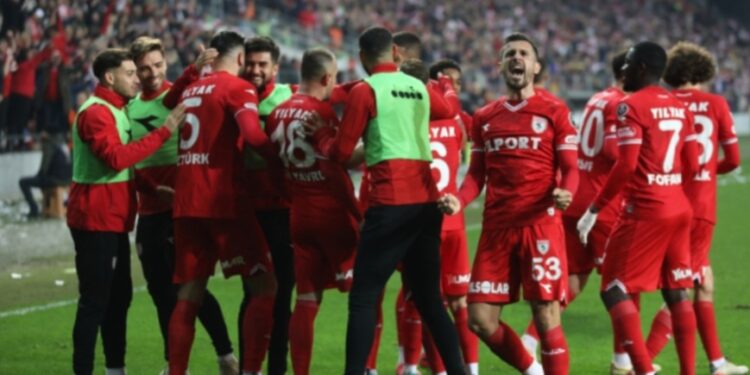 LİDER SAMSUNSPOR KENDİ EVINDE 3 PUANI ALDI