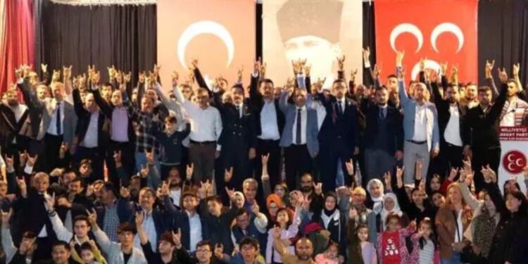SLOGAN TEPKİSİ! CHP VE İYİ PARTİDEN  İSTİFA EDİP BAŞKA PARTİYE KATILDILAR