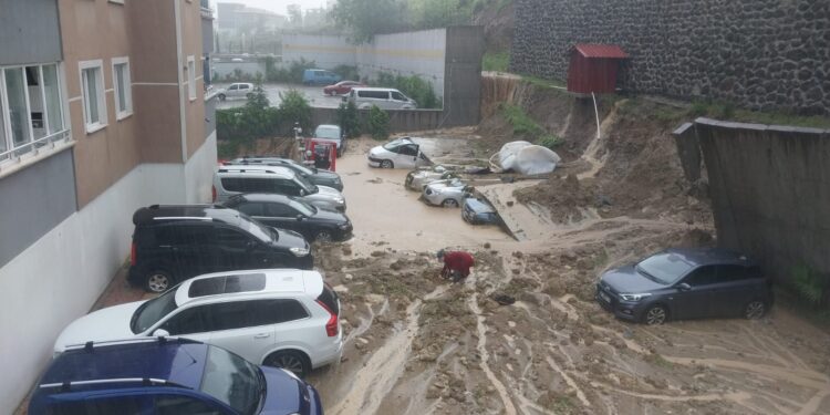SAMSUN CANİK İLÇESİNDE ISTINAT DUVARI ÇÖKTÜ