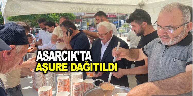 ASARCIK’TA AŞURE DAĞITILDI