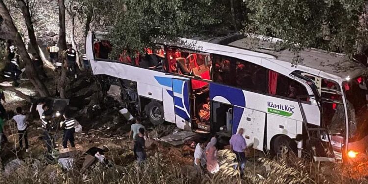 YOZGATTA TRAFİK KAZASI:12 KİŞİ HAYATINI KAYBETTİ