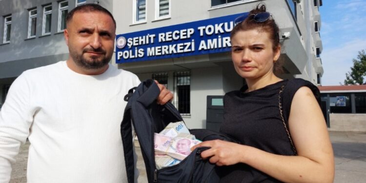 SAMSUN”DA BİR ÇANTA DOLUSU PARA BULDU SAHİBİNE TESLİM ETTİ