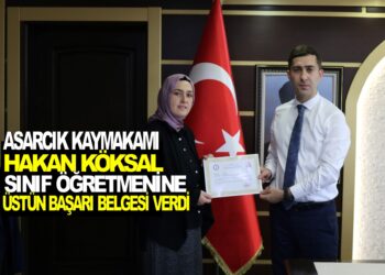 ASARCIK KAYMAKAMI HAKAN KÖKSAL SINIF ÖĞRETMENİNE ÜSTÜN BAŞARI BELGESİ VERDİ