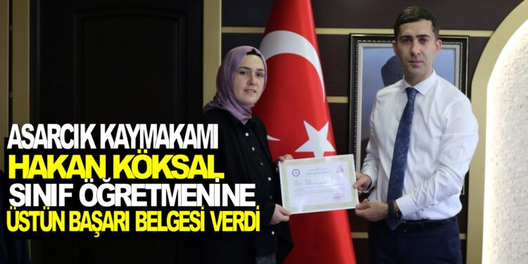 ASARCIK KAYMAKAMI HAKAN KÖKSAL SINIF ÖĞRETMENİNE ÜSTÜN BAŞARI BELGESİ VERDİ