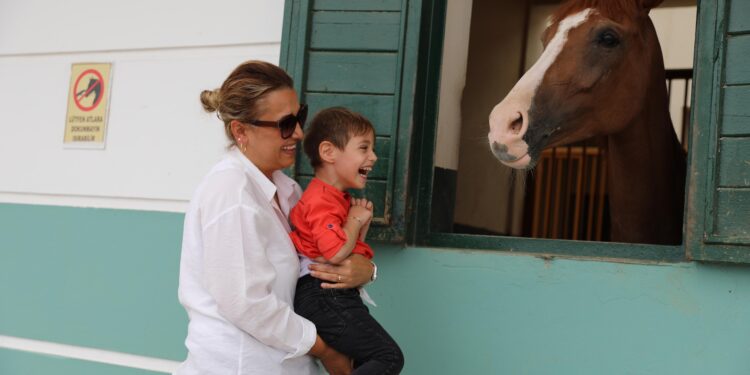 SAMSUN BÜYÜKŞEHİR BELEDİYESİNDEN ÖZEL ÇOCUKLARA ATLA TERAPİ DESTEĞİ