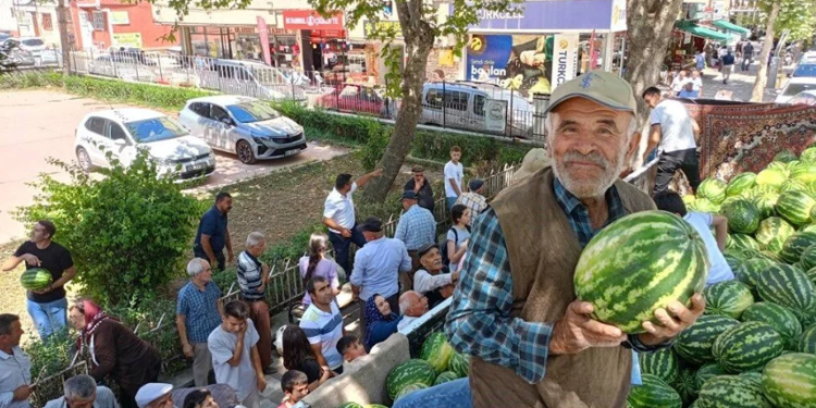 17 TON KARPUZU 45 DAKİKADA BEDAVA DAĞITTILAR