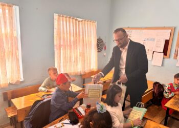 AKÇABURGAZ ASARCIKLILAR DERNEĞİ ASARCIK’TA 13 OKULDA 222 ÖĞRENCİYE HEDİYE DAĞITTI