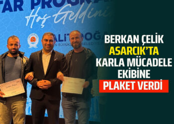 BERKAN ÇELİK ASARCIK’TA KARLA MÜCADELE EKİBİNE PLAKET VERDİ