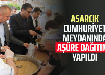 ASARCIK CUMHURİYET MEYDANINDA AŞÜRE DAĞITIMI YAPILDI