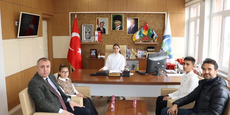 ASARCIK’TA BAŞKANLIK MAKAMI GELECEĞİN MİMARLARINA EMANET