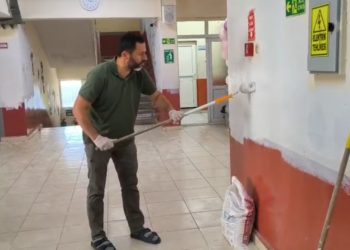 GÖNÜLLERE DOKUNAN ELLER, GELECEĞE RENK KATTI: ASARCIK’IN FEDAKAR İMAMLARI SINIFLARI BOYADI!