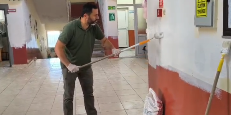 GÖNÜLLERE DOKUNAN ELLER, GELECEĞE RENK KATTI: ASARCIK’IN FEDAKAR İMAMLARI SINIFLARI BOYADI!