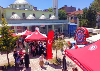 SAMSUN  BÜYÜKŞEHİR’DEN ÇOCUCUKLARA UNUTULMAZ GÜN:YENİ CAMİİ BAHÇESİNDE EGLENCE VE İKRAM ŞÖLENİ