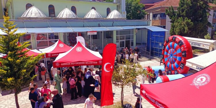 SAMSUN  BÜYÜKŞEHİR’DEN ÇOCUCUKLARA UNUTULMAZ GÜN:YENİ CAMİİ BAHÇESİNDE EGLENCE VE İKRAM ŞÖLENİ
